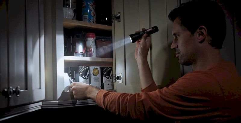 Coleman BatteryGuard 350L zaklamp sfeerfoto