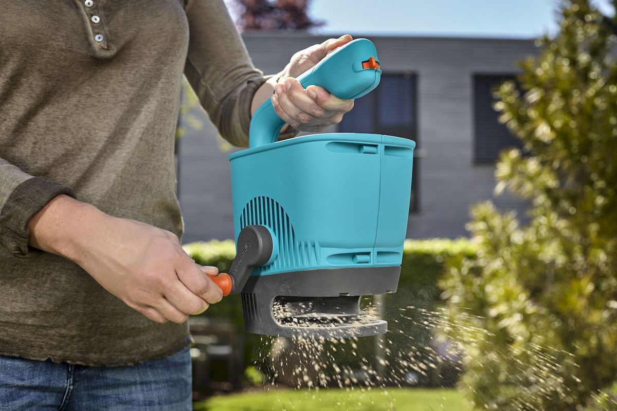 Gardena handstrooier M - bedienen met slinger
