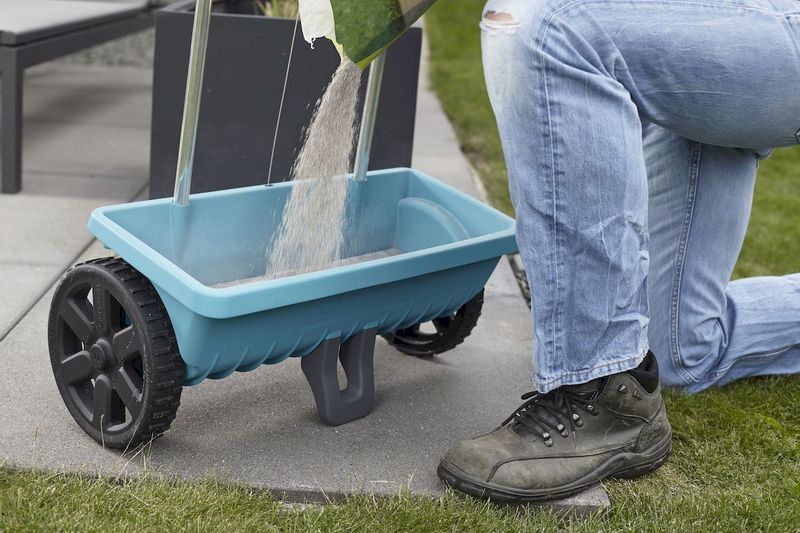 Gardena strooiwagen L - eenvoudig vullen dankzij standaard