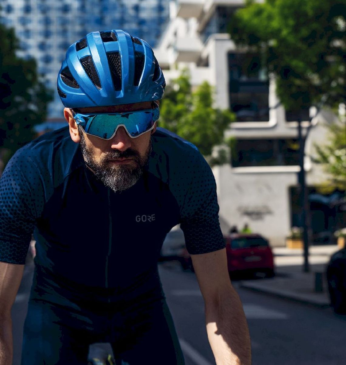 Abus Macator fietshelm - Velvet Black - sfeer