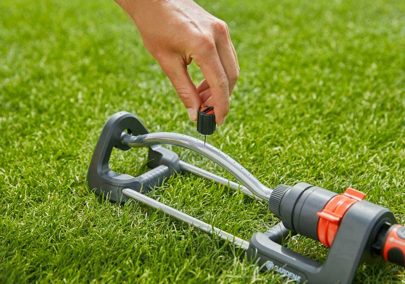 Sproeikoppen schoon te maken met naald in de schroefdop