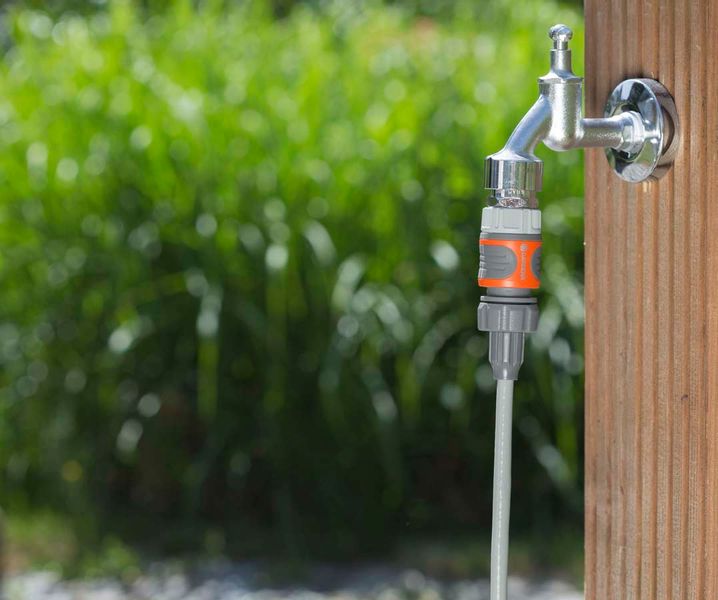 Vernevelaar bevestigd aan de kraan