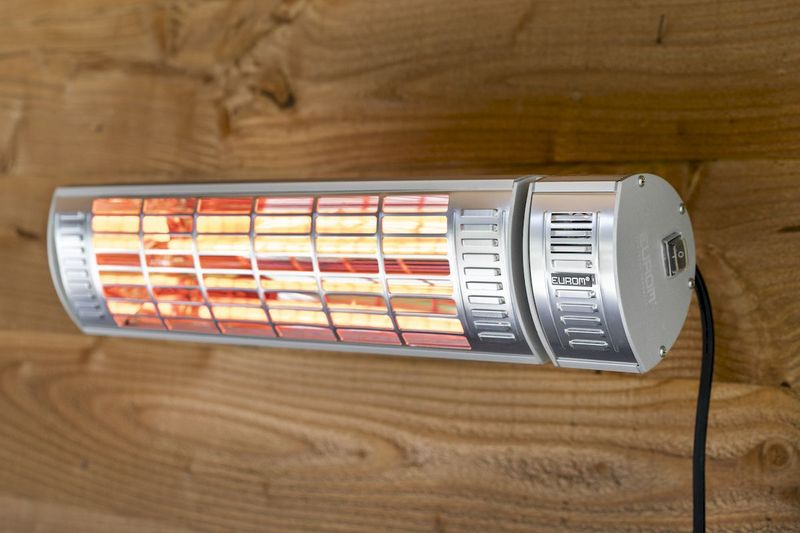 Eurom Golden 2000 Ultra RCD terrasverwarmer, sfeerfoto voorkant