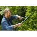 Gardena EasyCut Heggenschaar in gebruik door man