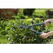 Gardena EasyCut Heggenschaar in gebruik dichtbij