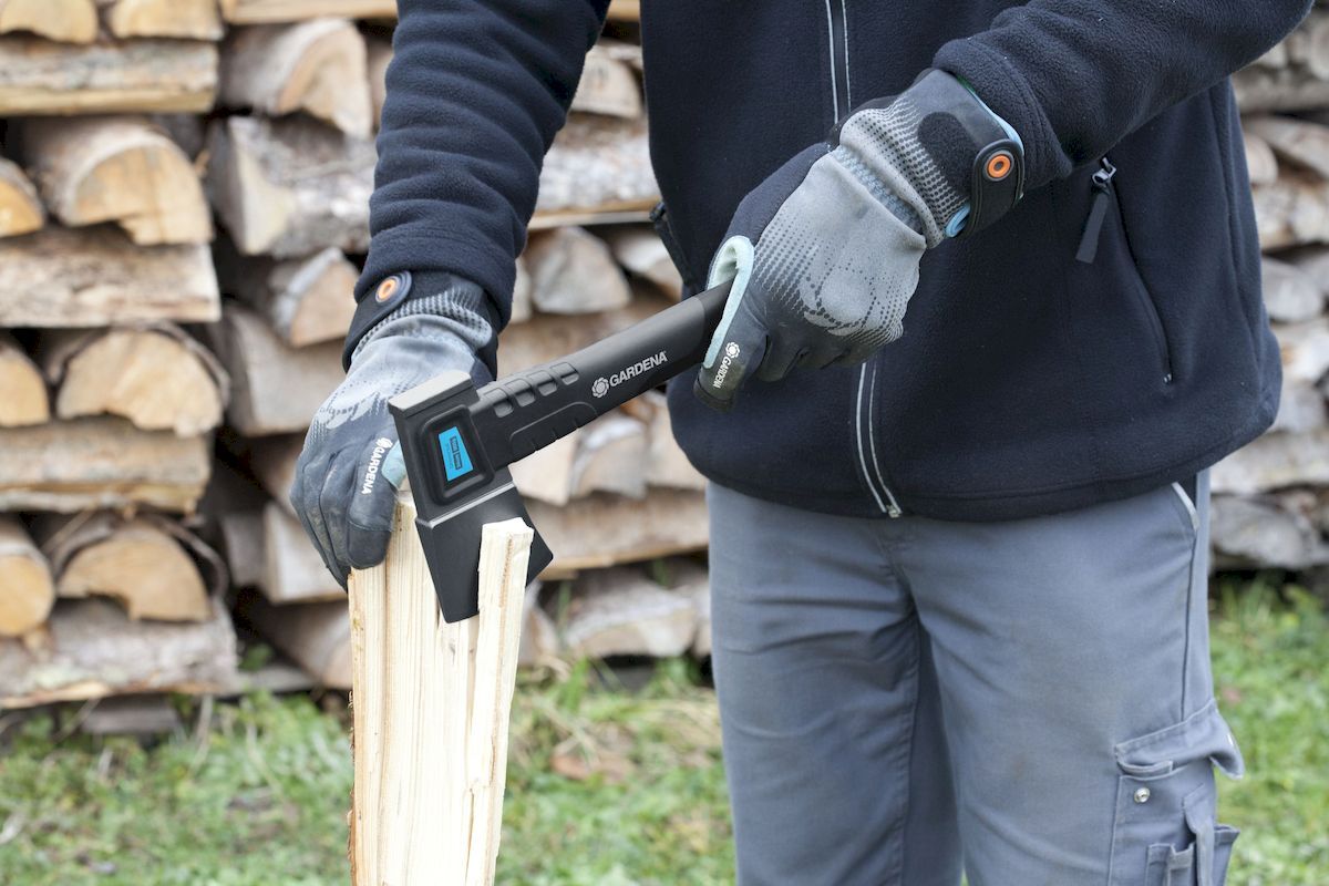 Gardena universele bijl 900B in gebruik