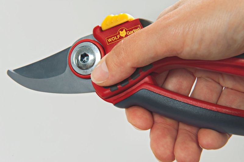 Wolf-Garten Premium Plus RR4000 snoeischaar in de hand dicht