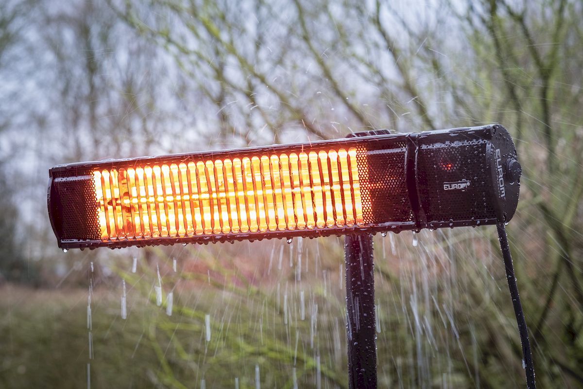 Eurom Golden 2200 Comfort RCD patioheater black terrasverwarmer in de regen