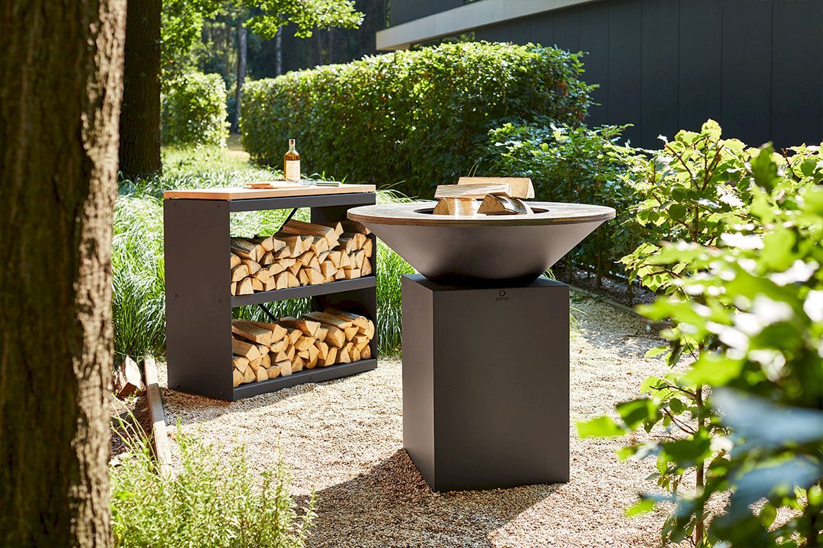 OFYR Wood Storage Black Dressoir Met ofyr vuurschaal en hout