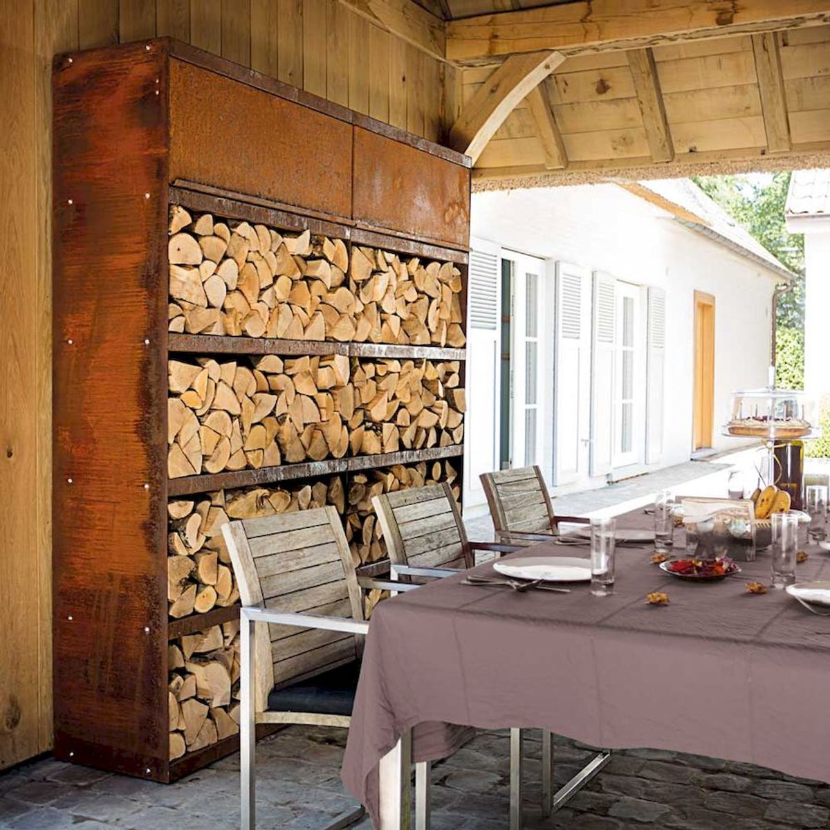 OFYR Wood Storage Corten 200 bij keukentafel