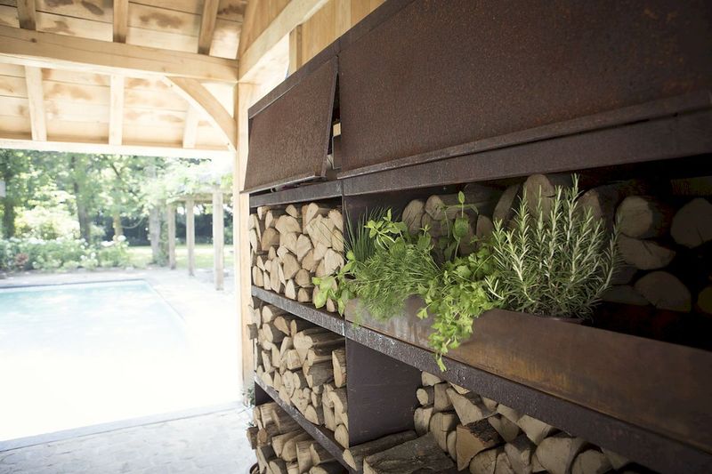 OFYR Wood Storage Corten 300 roestig sfeer foto