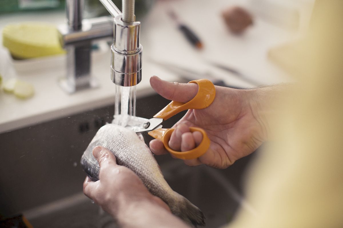 Fiskars Classic universele schaar 18 cm in gebruik