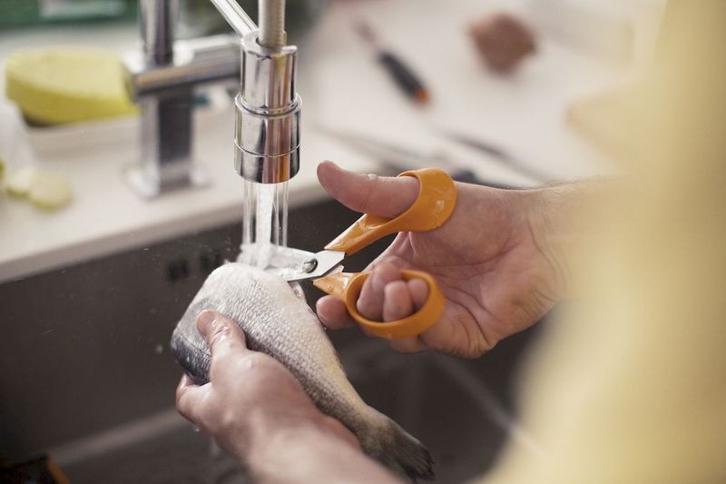 Fiskars Classic universele schaar 18 cm in gebruik