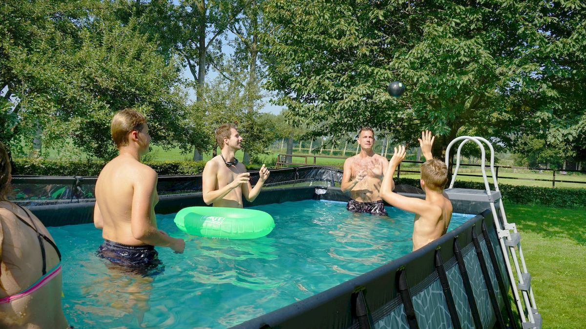 EXIT Stone zwembad - 540 x 250 x 122 cm - met zandfilterpomp en trap sfeerbeeld in zwembad