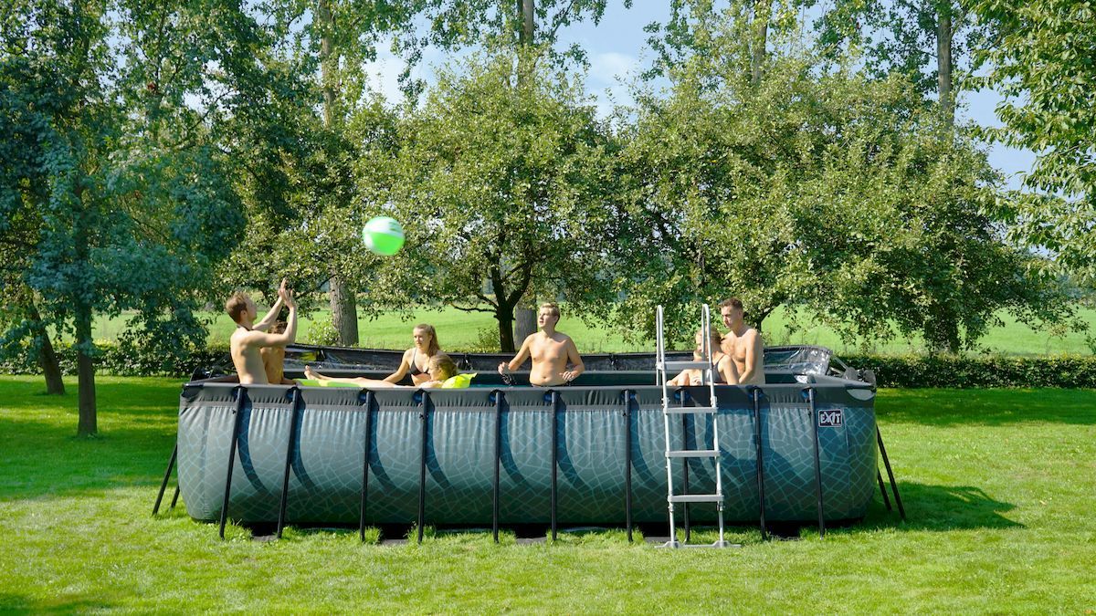 EXIT Wood zwembad - 540 x 250 x 122 cm - met zandfilterpomp en trap grootte bad sfeerbeeld