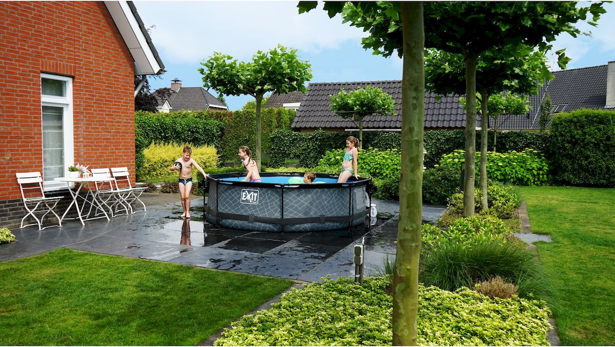 EXIT Wood zwembad - 300 x 76 cm - met filterpomp sfeerbeeld tuin