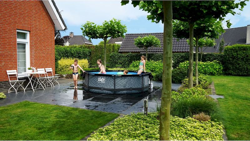 EXIT Wood zwembad - 300 x 76 cm - met filterpomp sfeerbeeld tuin