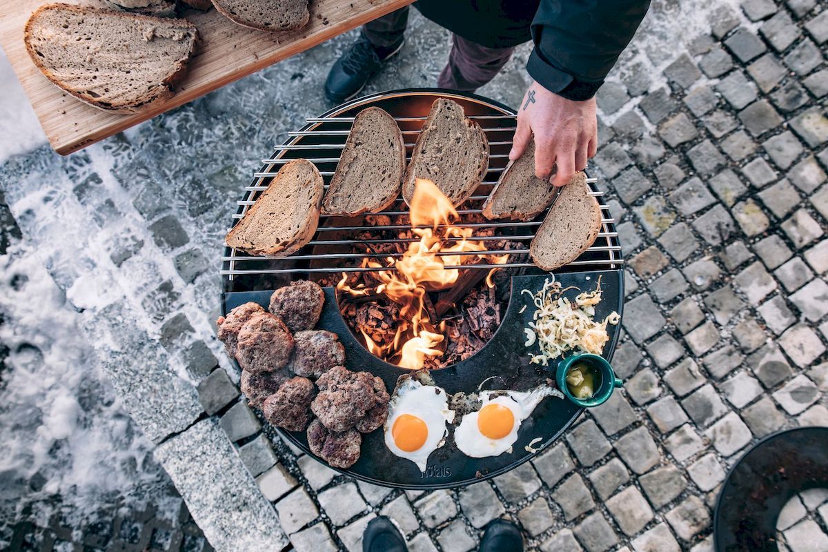 Höfats Bowl Vuurschaal Plancha bakplaat in combinatie met grillrooster