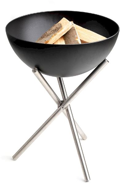 Höfats Bowl Vuurschaal met statief met hout in rechte stand