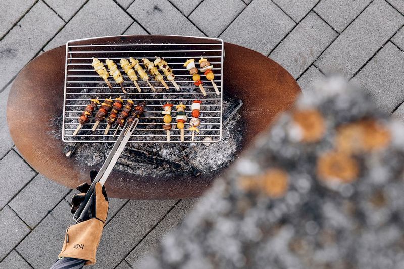 Höfats Handschoenen in gebruik tijdens barbecueen