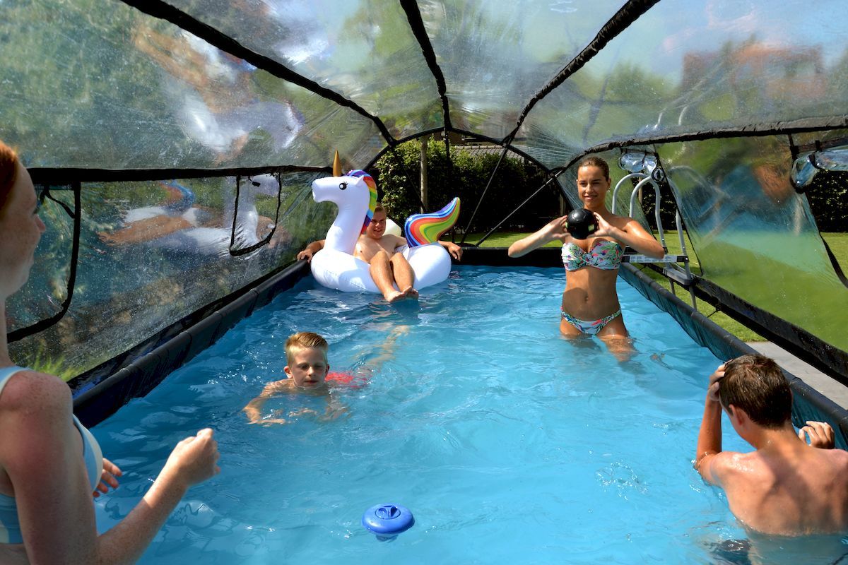 EXIT Zwembadoverkapping 540 x 250 cm sfeerbeeld spelende kinderen