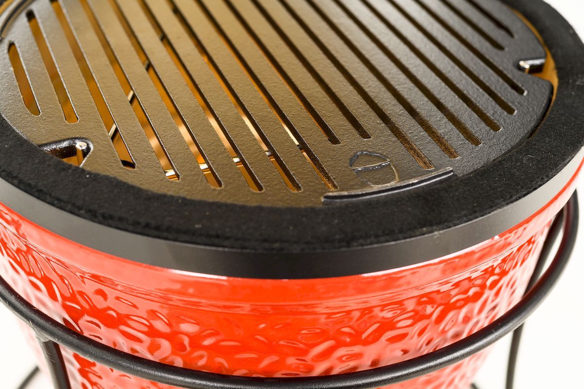 Kamado Joe Sear Plate voor Classic Joe & Joe Junior, bevestigd op de BBQ
