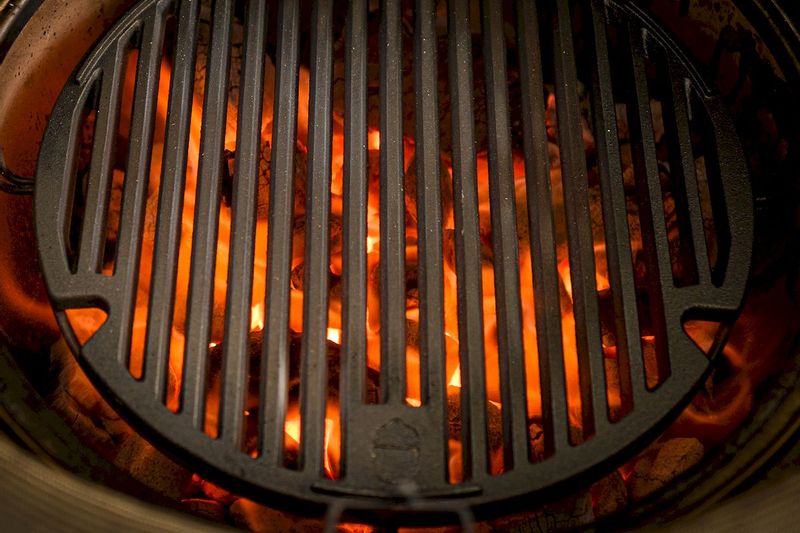 Kamado Joe Sear Plate voor Classic Joe & Joe Junior, in gebruik op de BBQ
