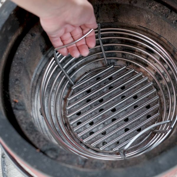 Kamado Joe Charcoal Basket voor Joe Junior, plaatsing in de Joe Junior BBQ