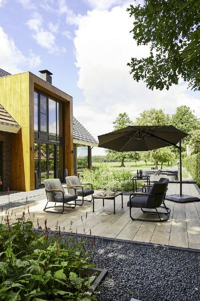 Hartman Studio 54 loungestoel - met Studio 54 loungebank en Stacey bijzettafel en zweefparasol