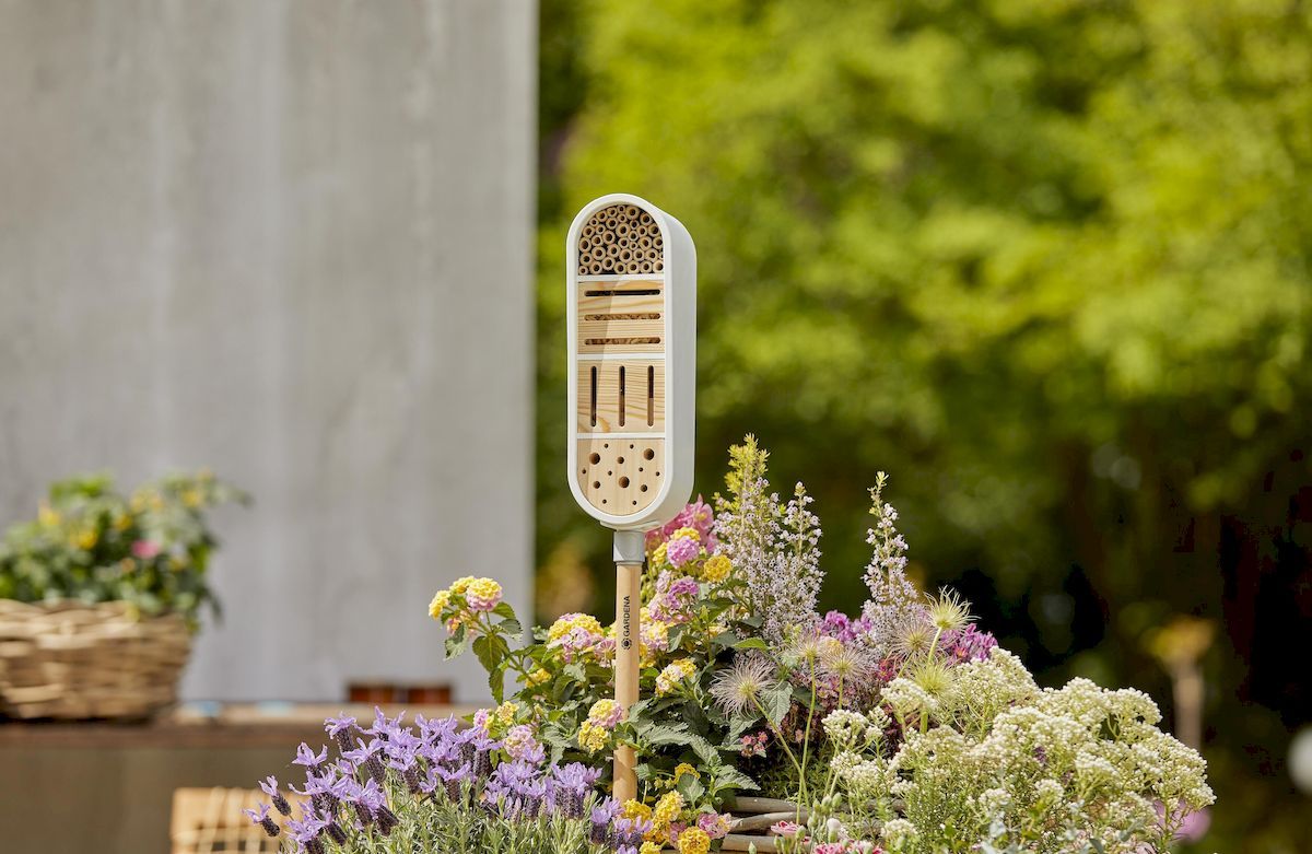 Gardena ClickUp! Insectenhotel, in een zonnige tuin
