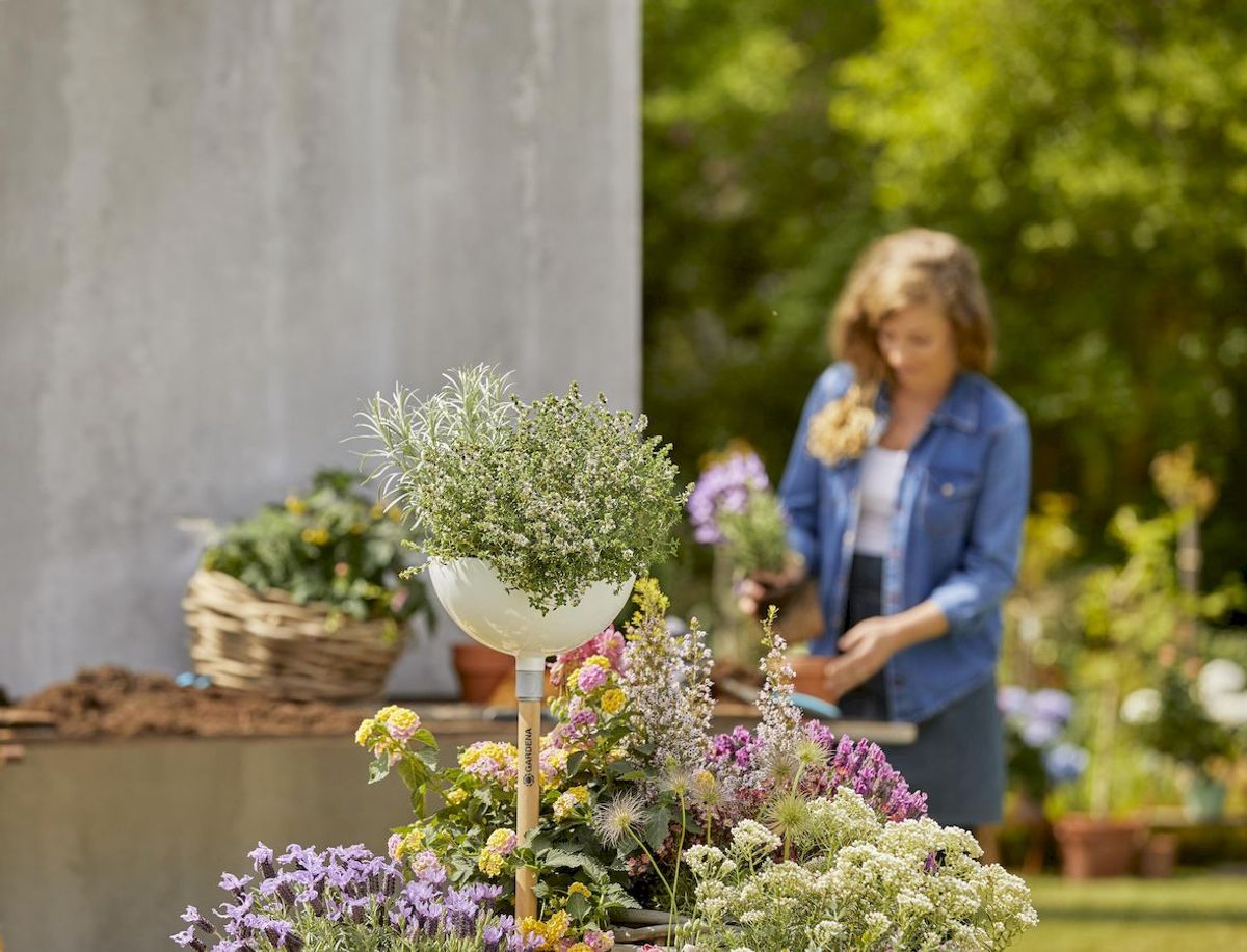 Gardena ClickUp! Plantenbak, gevuld met planten in een zonnige tuin