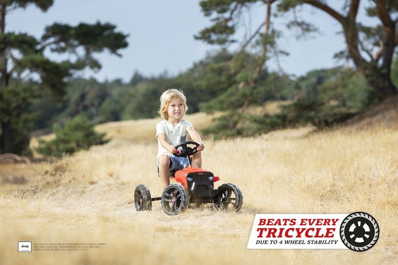 BERG JEEP Buzzy Rubicon skelter, jongen op de skelter