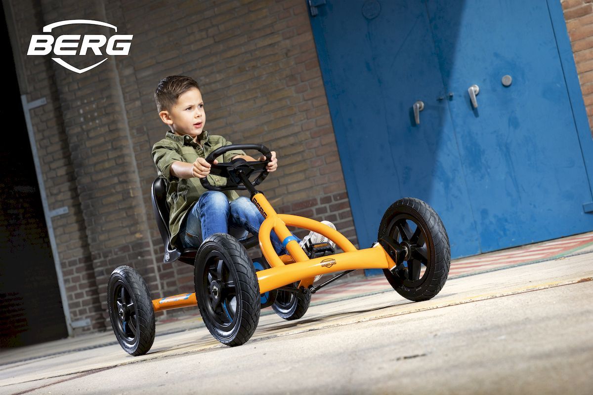 BERG Buddy B-Orange skelter, jongen op de skelter