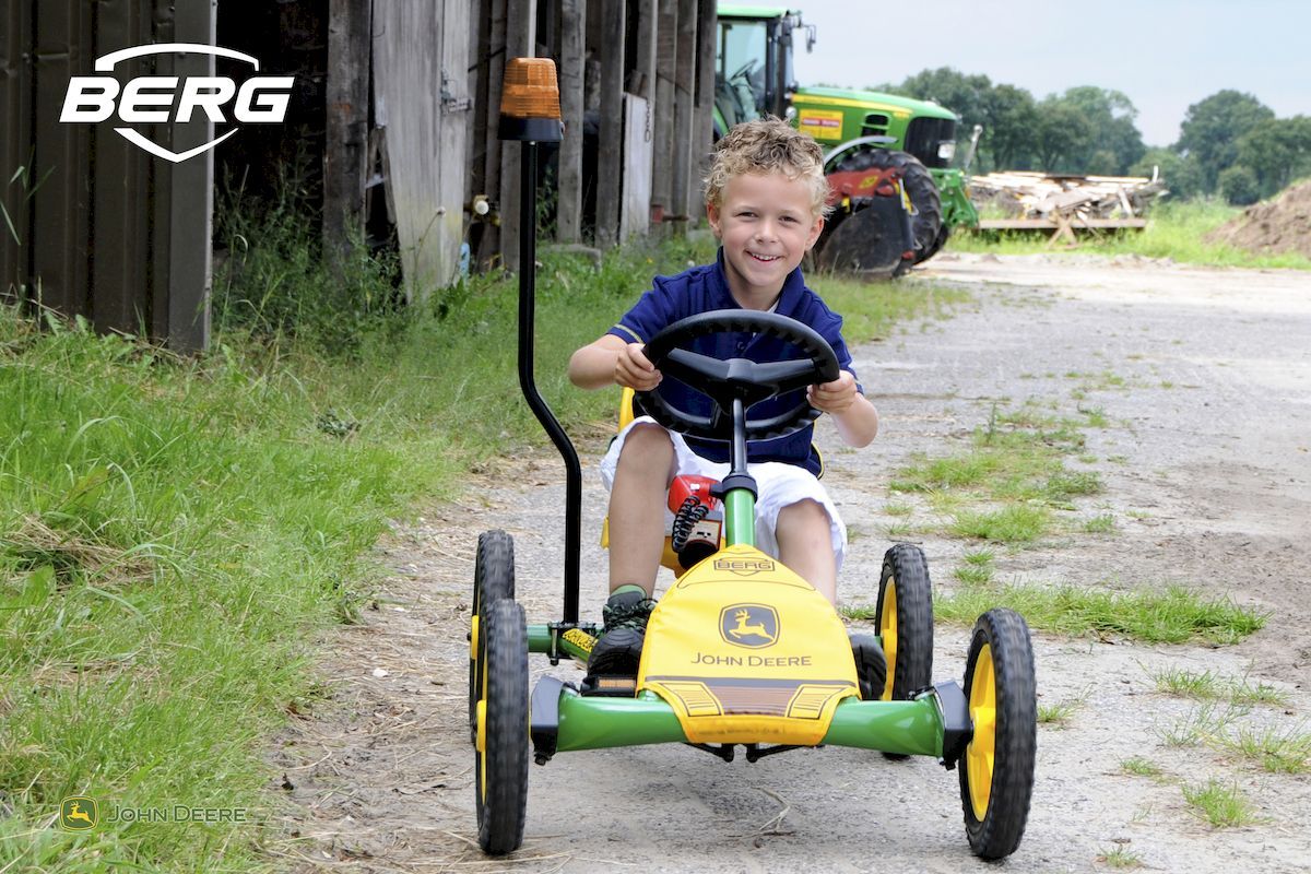 BERG Buddy John Deere skelter, jongen op de skelter