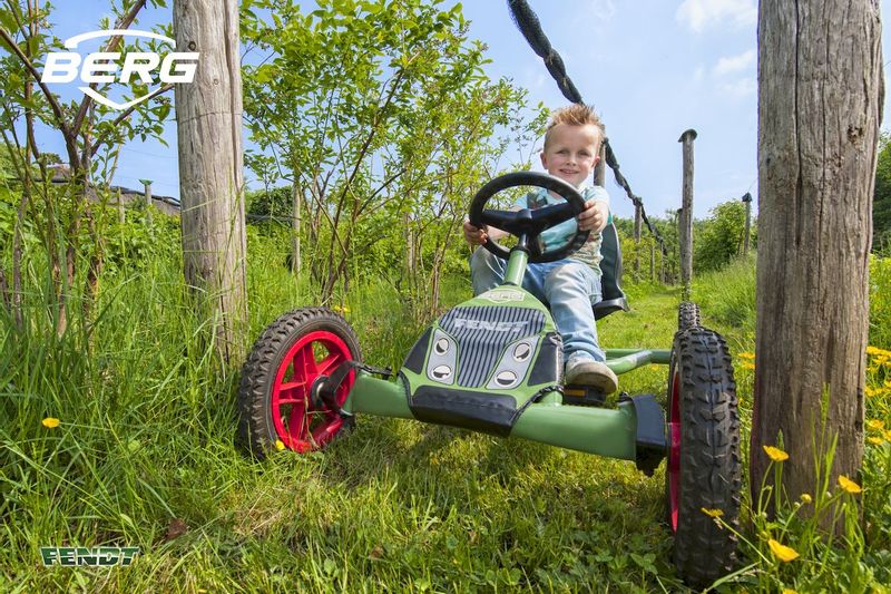 BERG Buddy Fendt skelter, op de skelter door het gras