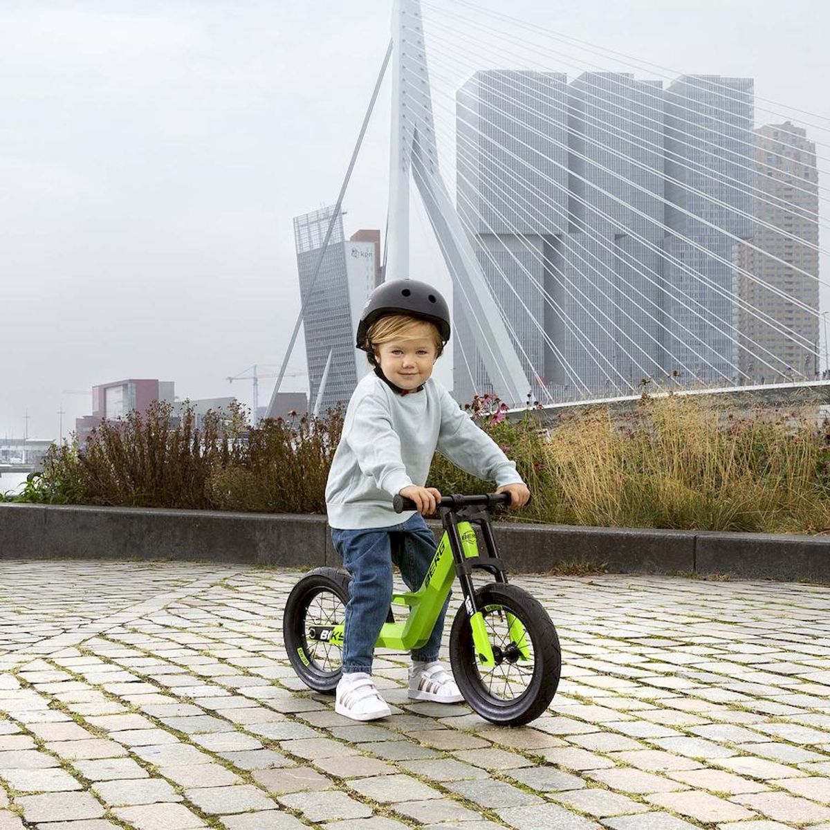 BERG Biky Mini loopfiets - Groen, in gebruik door kind
