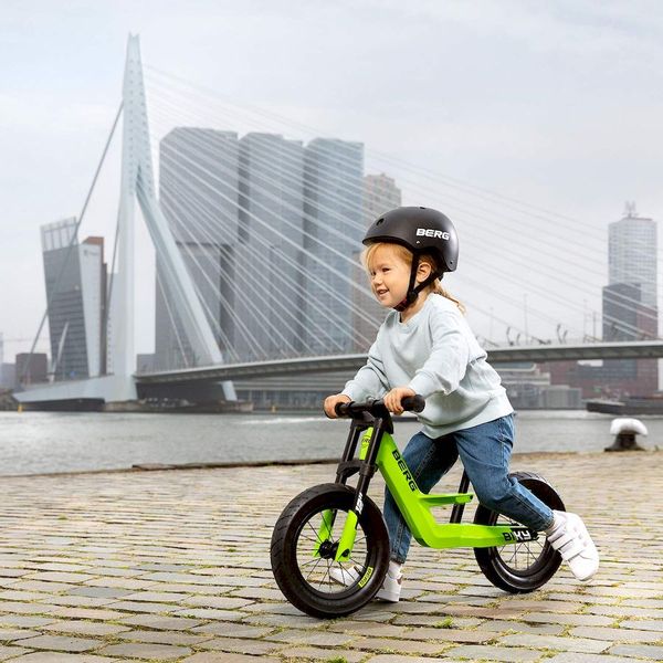 BERG Biky City loopfiets - Groen, in gebruik door kind