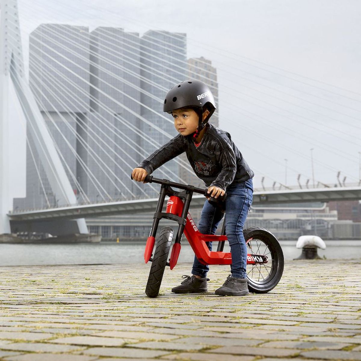 BERG Biky City loopfiets - Rood, in gebruik door kind