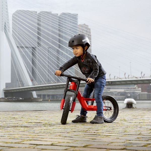 BERG Biky City loopfiets - Rood, in gebruik door kind