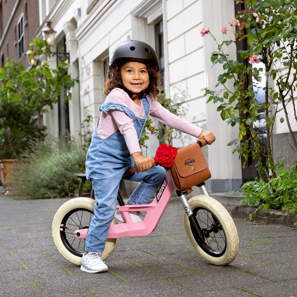 BERG Biky Retro loopfiets - Roze, in gebruik door kind