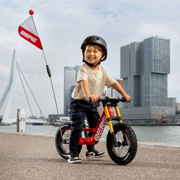 BERG Biky Cross loopfiets - Rood, in gebruik door kind