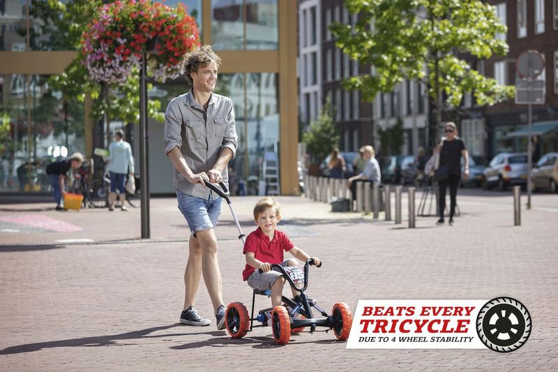 BERG Buzzy Nitro 2-in-1 skelter, zoon en vader plezier op de skelter