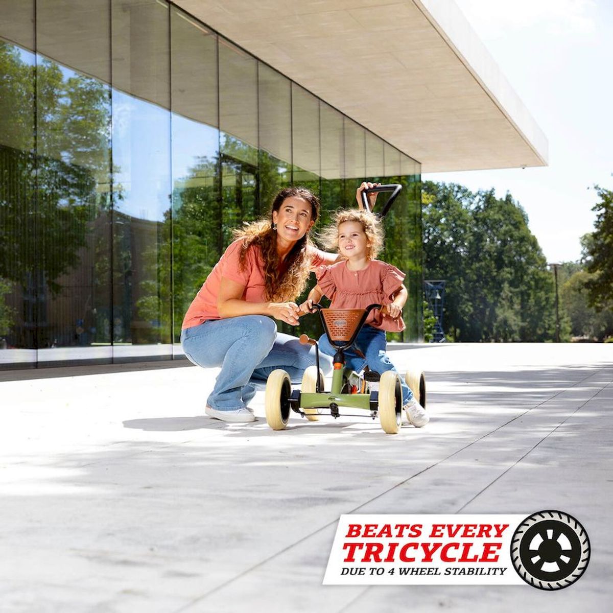 BERG Buzzy Retro 2-in-1 Green skelter, kind op de skelter