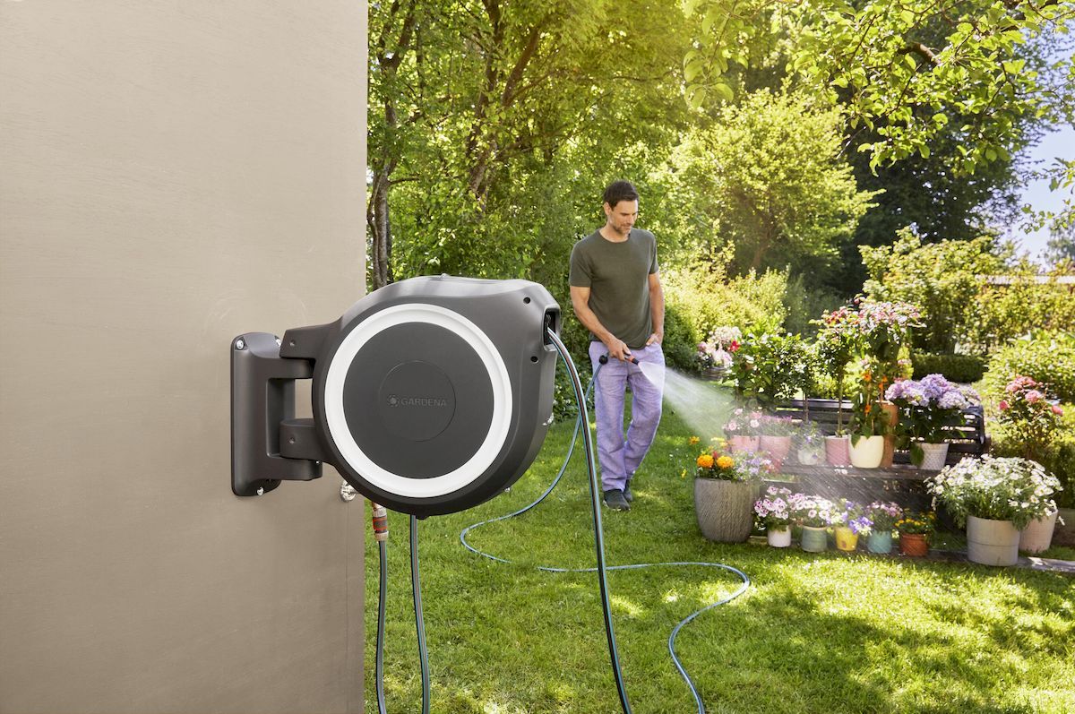 Gardena roll-up automatic slanghaspel - 13 mm - 25 meter, tuinslang in gebruik