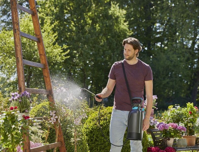 Gardena drukspuit 5 l, in gebruik