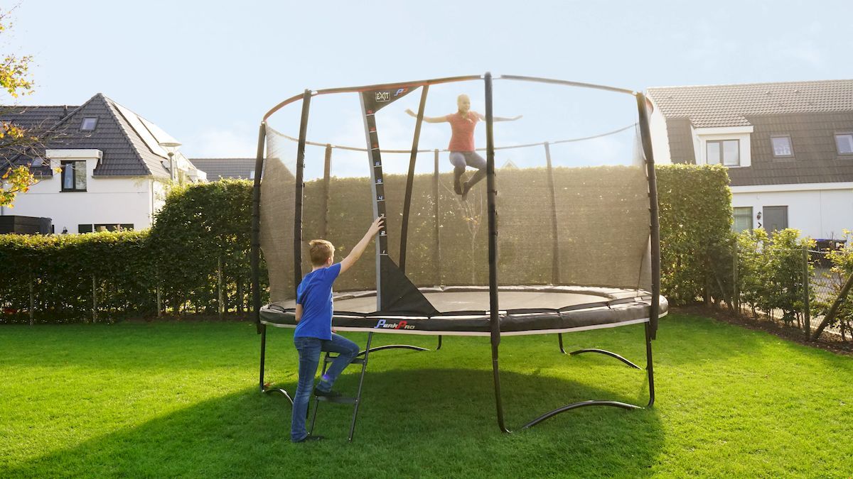 Exit PeakPro trampoline met net en ladder - Ø305 cm - Zwart - met spelende kinderen