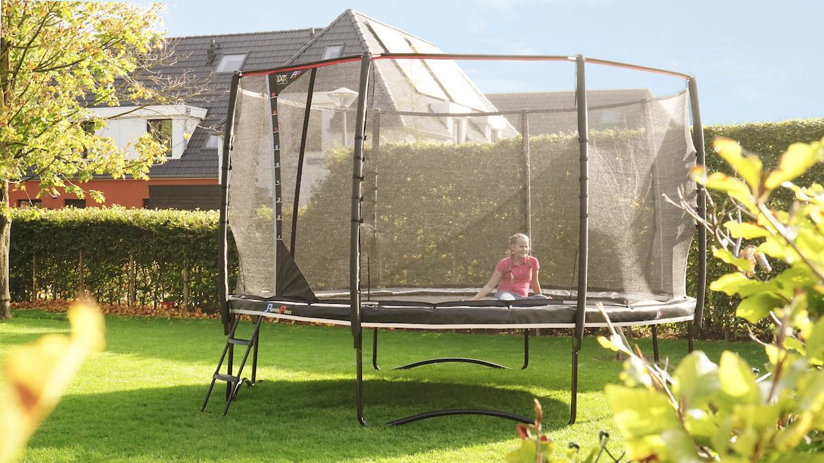 Exit PeakPro trampoline met net en ladder - Ø305 cm - Zwart - trampoline op poten in tuin