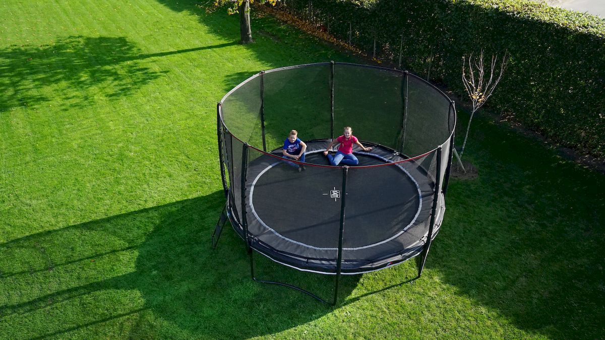 Exit PeakPro trampoline met net en ladder - Ø366 cm - Zwart - met spelende kinderen