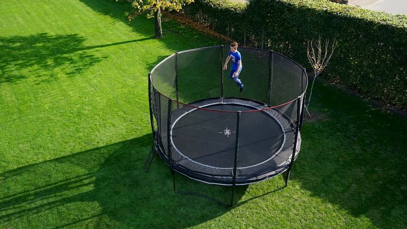 Exit PeakPro trampoline met net en ladder - Ø427 cm - Zwart - trampoline in tuin van boven gezien