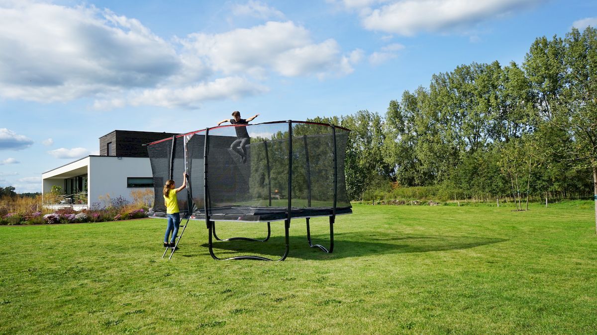 Exit PeakPro trampoline met net en ladder - 427 x 244 cm - Zwart - met spelende kinderen